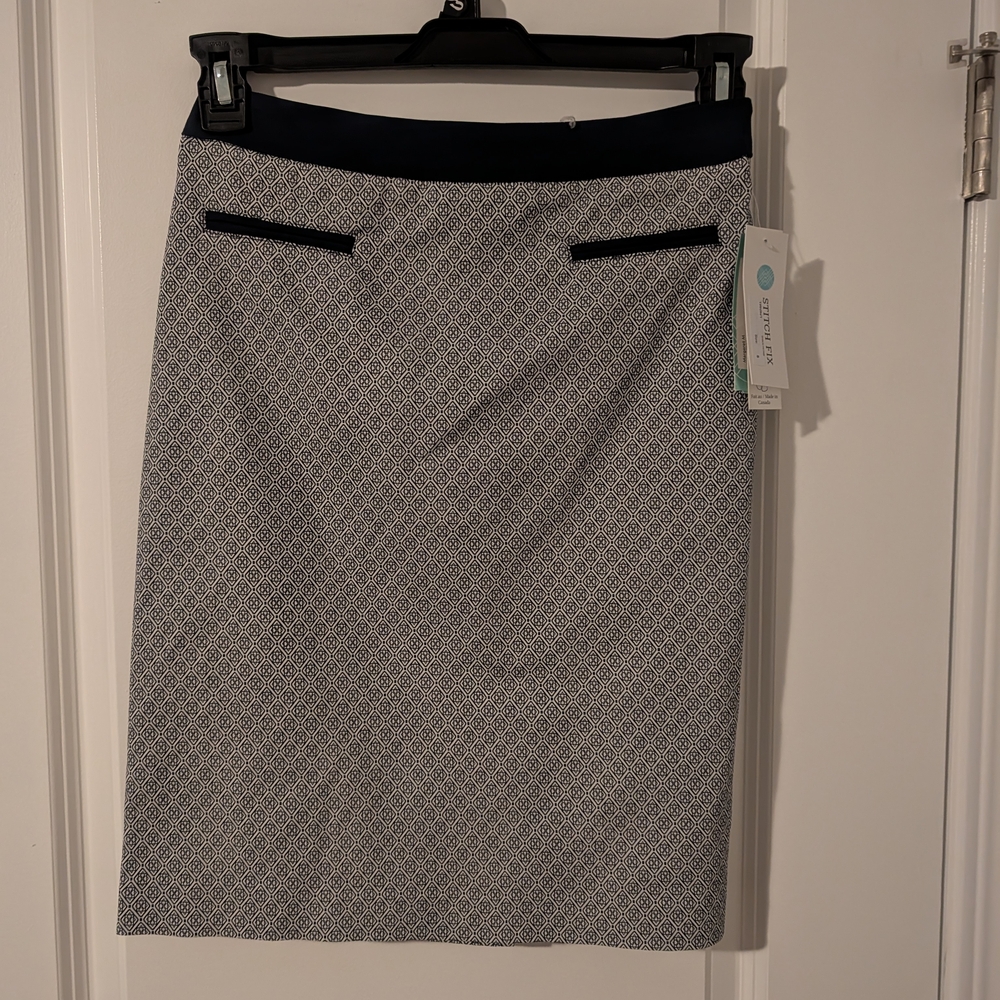 Elegant Navy and White Patterned Skirt